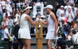 Consistent Swiatek outclasses out-of-sorts Collins at Wimbledon