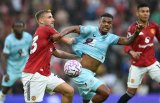 Bafana's Lyle Foster strikes but Fernandes’ late penalty breaks Burnley hearts in 3-2 Man (…)