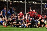 Crusaders edge champs to book home final