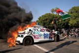 Tensions flare as national guard arrives in LA to quell immigration protests