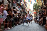 WATCH | Runners race in high heels as part of Madrid Pride