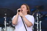 Lewis Capaldi Reveals Reason Why Challenging Glastonbury 2023 Performance Was ‘Most Important (…)
