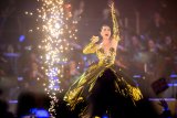 Here's What Singers Do If They Have To Pee On Stage, And It's Horrifying