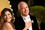 'Money Destroys Taste': Jeff Bezos And Lauren Sánchez' Wedding Invite Savaged Online