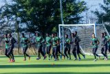 Broos urges Bafana newbies to grab their chance in friendlies