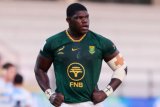 Siya Kolisi shops with Junior Springbok star Batho Hlekani