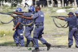 Suspected cop killers in gun battle with police