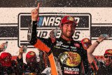 Chase Briscoe beats Hamlin to take Pocono win