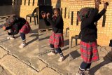Soweto gogo shows off youthful moves to R. Kelly song – WATCH