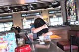 Viral video shows stranger’s hug spreading kindness in restaurant – WATCH