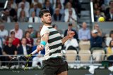 Alcaraz returns to French Open final after ailing Musetti retires