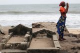 Surges sweep away Nigerian coastal community as Commonwealth promise stalls