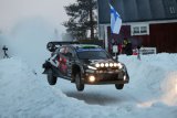 Evans keeps slender lead after three-way battle in Sweden