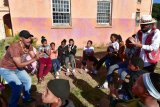 Finally learning clicks of the Khoekhoegowab language, a joy for 68-year-old