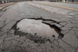 City of Cape Town carries out repairs on potholes