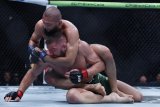 'I'm sorry South Africa' — Dricus du Plessis loses UFC title in dominant fight
