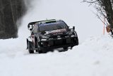 Evans leads tight battle in snowy Sweden