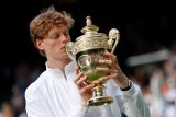 Sinner rises above adversity to make Italian history at Wimbledon