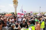 Thousands attend funeral of Houthi leaders killed by Israeli strike, vow revenge