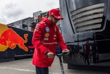 Lewis Hamilton says Ferrari is not ‘firing on all cylinders’