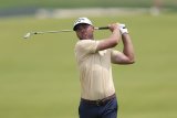 Burns leads US Open, McIlroy squeaks into weekend