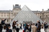 Suspects in Louvre jewel heist arrested near Paris, prosecutor says