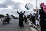 Cape Town protesters bang pots against Israel’s use of food as a weapon