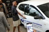 Orlando Pirates star Rele Mofokeng gets new wheels [photos]