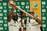 Ecstatic fans welcome winning Proteas home