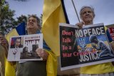 Ukrainians protest outside Russian Embassy