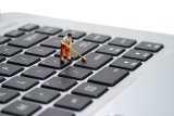 5 essentials to keep your work desk clean