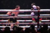 Crawford outpoints Álvarez to become world super-middleweight champ