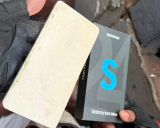 Angry KZN crowd nab ‘scammers’ selling tiles disguised as cellphones