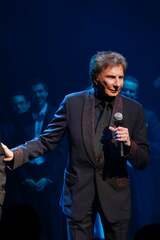 Barry Manilow To Undergo Surgery After Lung Cancer Diagnosis