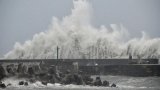 Typhoon Podul pummels Taiwan, heads towards mainland