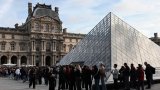 Louvre reopens for first time after jewel heist