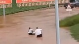 WATCH: Two people brave floodwaters to enter O. R. Tambo International Airport